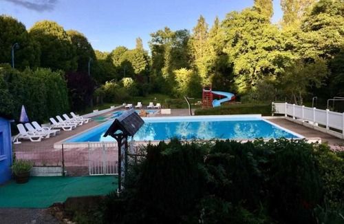 Saint-Honore-les-Bains House | Camping 3 étoiles - Piscine - ccbbhgb