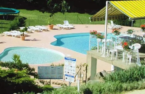 Saint-Cirq-Lapopie Ski Chalet | Camping La Truffière*** - Chalet Ombrage 3 rooms 6 persons view on the swimming pool and games