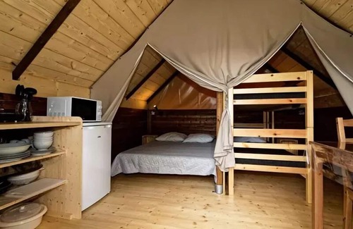 Vollore-Ville RV Rental | Camping le Grün de Chignore - Canadian 3 Rooms 4 People