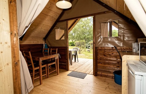Vollore-Ville RV Rental | Camping le Grün de Chignore - Canadian 3 Rooms 4 People