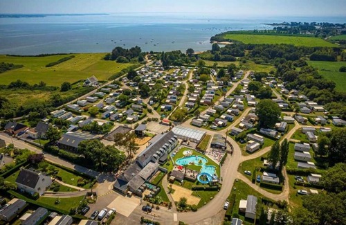 Ambon House | Camping - Parc aquatique - ccafhai