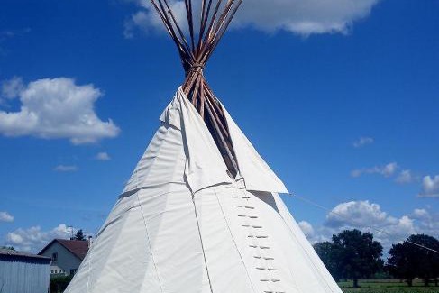 Oussieres Other | Camping sauvage à la ferme dans un tipi de 8 à 15 personnes