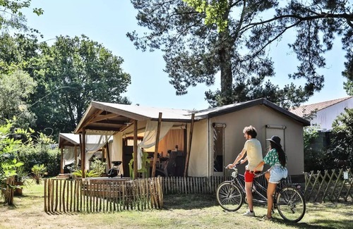 L'Aiguillon-sur-Vie House | Camping Ushuaïa Le Parc de La Grève * - Mobil Home Amour Blanc 4 Rooms 6 People + TV