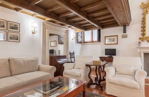 Rione XI Sant'Angelo Apartment | Campitelli Fascinating 6pax Apartment