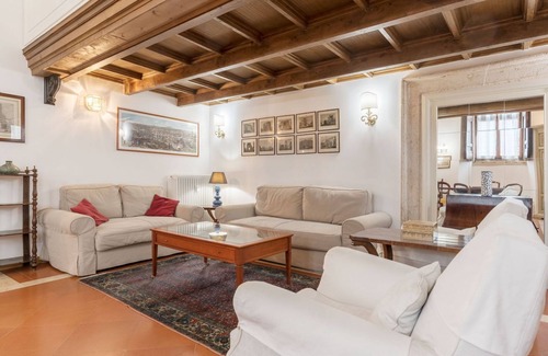 Rione XI Sant'Angelo Apartment | Campitelli Fascinating 6pax Apartment