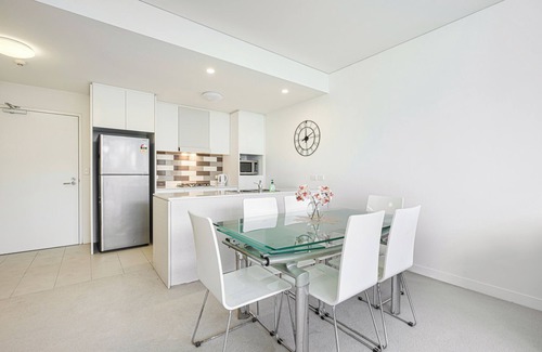 Clemton Park Apartment | Campsie 2Br near Shopping & Train