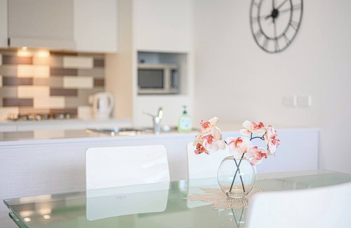 Clemton Park Apartment | Campsie 2Br near Shopping & Train