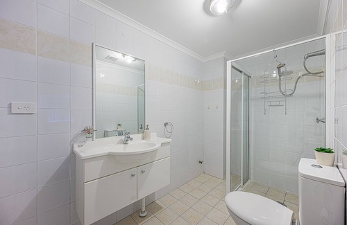 Campsie Apartment | Campsie Adorable 3Br Apt with Wifi & Parking