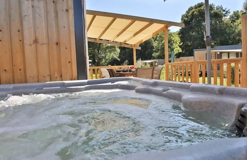 Caro House | Campsite maeva Respire Domaine de Kervallon * - Mobile Home Taos 4 Rooms 6 People + Jacuzzi + TV