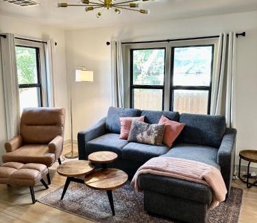 Edmond House | Campus Cottage Kng Bed! Walk To Uco And Downtown