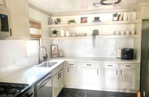 Edmond House | Campus Cottage Kng Bed! Walk To Uco And Downtown