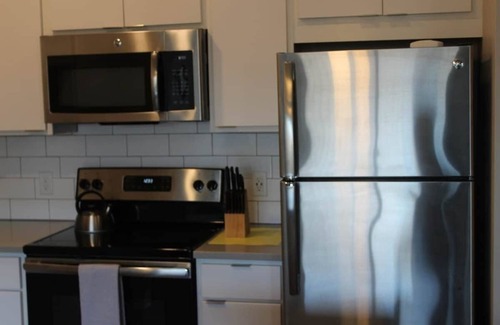 Ames Apartment | Campustown Flat near Jack Trice with Firepit