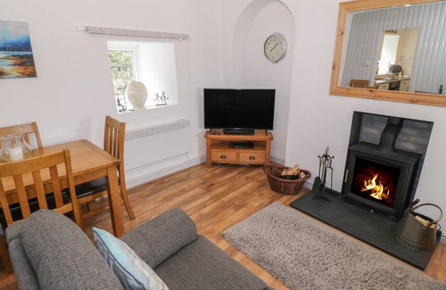 Brynsiencyn Cottage | CAMWY, pet friendly, character holiday cottage in Brynsiencyn