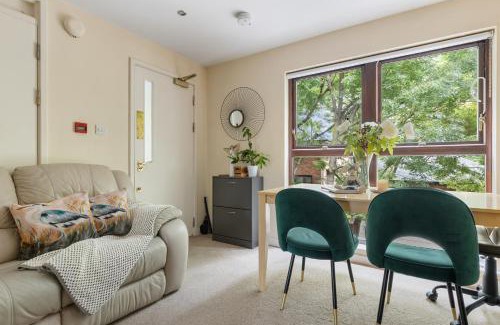 Surrey Docks Apartment | Canada Water Entire One-Bedroom Apartment