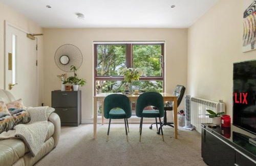 Surrey Docks Apartment | Canada Water Entire One-Bedroom Apartment
