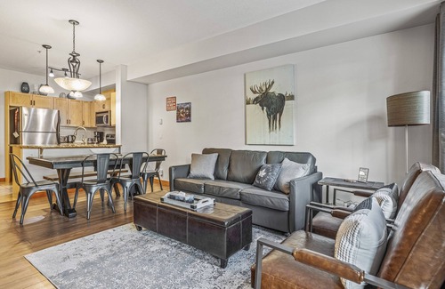 Canmore Condo | Canadiana Charm🇨🇦🏔Canmore Getaway for 7☀️Outdoor Pool & Hot tubs☀️