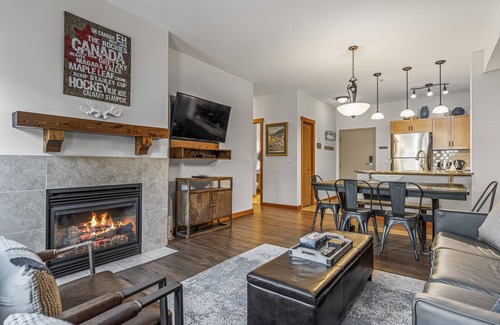 Canmore Condo | Canadiana Charm🇨🇦🏔Canmore Getaway for 7☀️Outdoor Pool & Hot tubs☀️