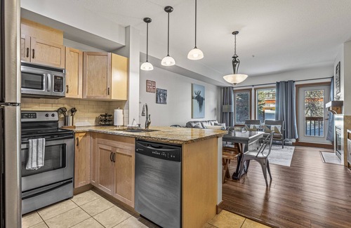 Canmore Condo | Canadiana Charm🇨🇦🏔Canmore Getaway for 7☀️Outdoor Pool & Hot tubs☀️