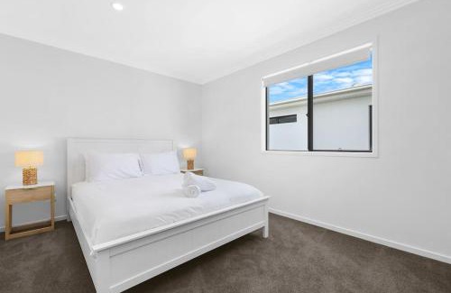 Gold Coast Apartment | Canal Bliss 4BR Waterfront Hope Island Home