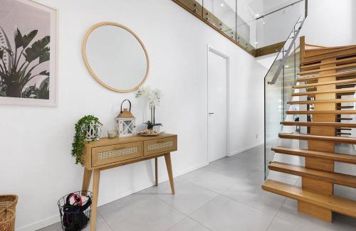 Gold Coast Apartment | Canal Bliss 4BR Waterfront Hope Island Home