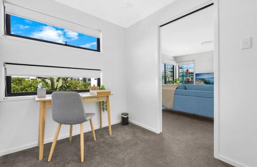 Gold Coast Apartment | Canal Bliss 4BR Waterfront Hope Island Home