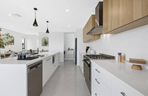 Gold Coast Apartment | Canal Bliss 4BR Waterfront Hope Island Home