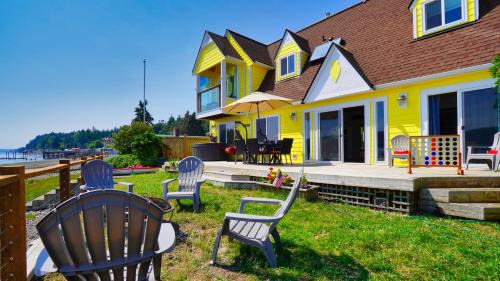 Hoodsport House | Canal Front Haven with Hot Tub