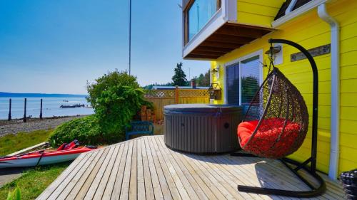 Hoodsport House | Canal Front Haven with Hot Tub
