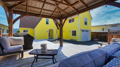 Hoodsport House | Canal Front Haven with Hot Tub