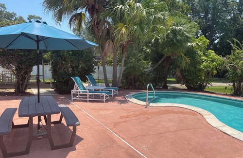 Tavares House | Canal front pool home to Dora Chain of Lakes