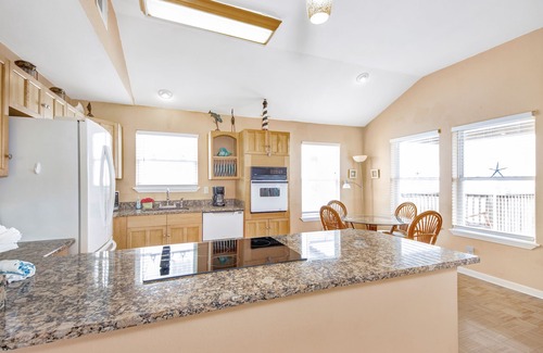 Galveston House | CANAL HOME - 3 bd/2 ba - JET SKI and BOAT LIFTS ! - Underwater Fishing Lights!