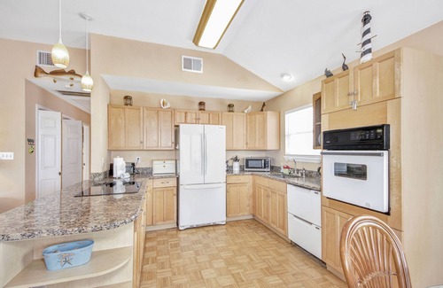 Galveston House | CANAL HOME - 3 bd/2 ba - JET SKI and BOAT LIFTS ! - Underwater Fishing Lights!