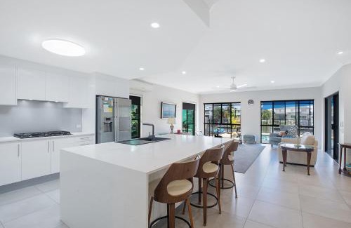 Newport House | Canal living 3 bed or 1 bed with Pool