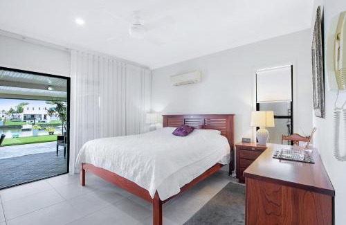 Newport House | Canal living 3 bed or 1 bed with Pool