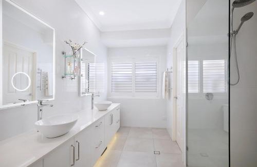 Newport House | Canal living 3 bed or 1 bed with Pool