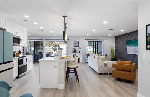 Bay Crest Park House | CANAL Oasis Heated Pool-Hot Tub-Waterfront- Kayaks-Luxury