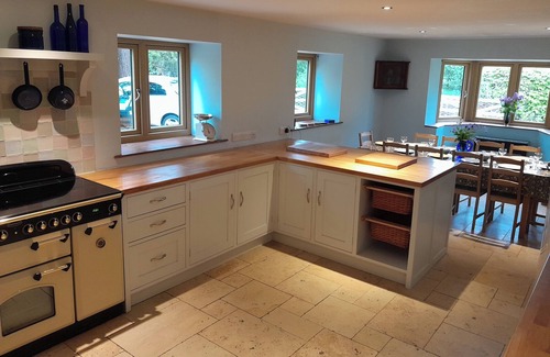 Tunstall House | Canal-side 5-Bed Cottage - Sleeps 10, Pet Friendly