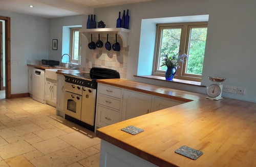 Tunstall House | Canal-side 5-Bed Cottage - Sleeps 10, Pet Friendly