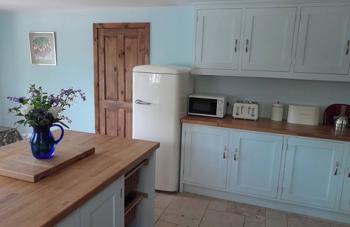 Tunstall House | Canal-side 5-Bed Cottage - Sleeps 10, Pet Friendly