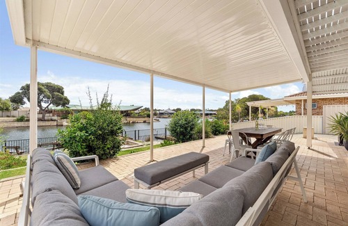 South Yunderup House | Canal view Fire pit Pet friendly Private Jetty Spacious Yard