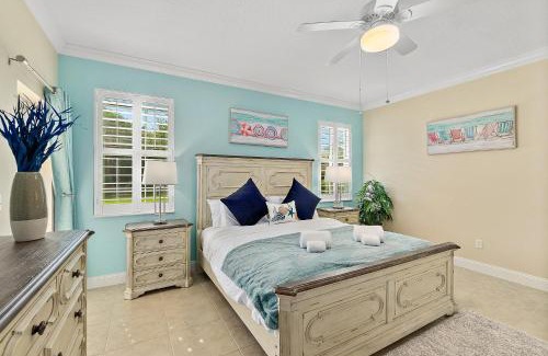 Palm Harbor Villa | Canal Waterfront Home with Private Pool