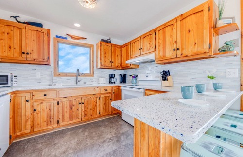 Avon House | Canalfront Dog Friendly w/Hot Tub, Boat Dock, Easy Windsports Access, Kayaks