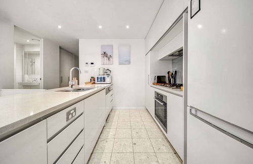Kingston Apartment | Canberra Lakefront 2-Bed with Pool, Gym & Parking