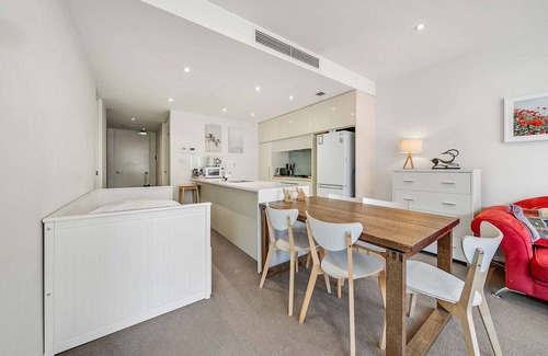 Kingston Apartment | Canberra Lakefront 2-Bed with Pool, Gym & Parking