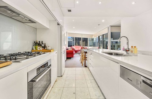 Kingston Apartment | Canberra Lakefront 2-Bed with Pool, Gym & Parking