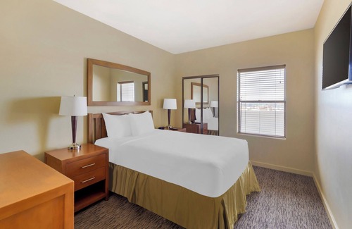 Enterprise Resort | Cancun Resort Las Vegas - 2 BEDROOM 1 KING 1 QUEEN OR TWO TWINS SUITE