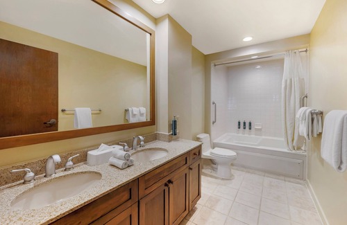 Enterprise Resort | Cancun Resort Las Vegas - 2 BEDROOM 1 KING 1 QUEEN OR TWO TWINS SUITE