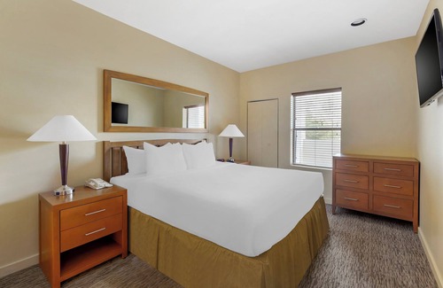 Enterprise Resort | Cancun Resort Las Vegas - 2 BEDROOM 1 KING 1 QUEEN OR TWO TWINS SUITE