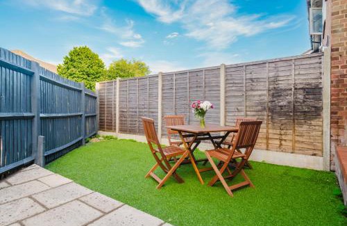Hemel Hempstead Apartment | Candlefield house, contractors, business travelers, families, free parking