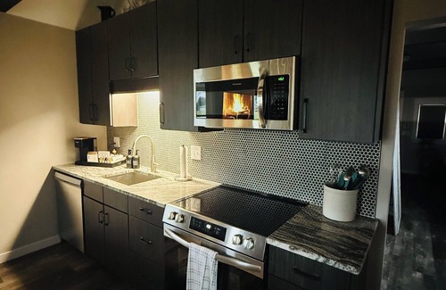 Madison House | Candlelit Comfort: Hot Tub, Firepit, Massage Chair-Romantic Getaway!